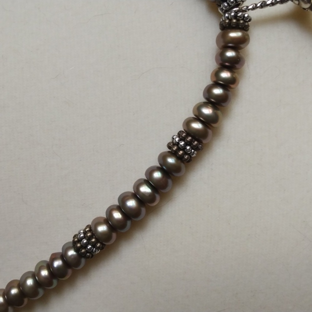 HAND CRAFTED OLIVE GREEN FRESHWATER BUTTON PEARL NECKLACE WITH FACETED QUARTZ - Picture 3 of 7